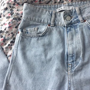 Zara Wide-Leg Jeans✨ - Har köpt jeansen från en annan tjej har i plick för 300kr. Det finns inga defekter alls och är inte klippt än så man kan klippa själva jeansen beroende på vilken längden passar dig bäst! Andra bilden är lånad från den tjej. Aldrig använt och säljer den pga det är för stor för mig som brukar har 32 strlk för jeansen🥺 om du vill frakta då e frakten tillkommer🤩🤩🤩