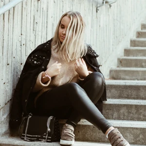 Nitjacka - Snygg jacka med nitar på i jeansmaterial. Använd men i mycket bra skick fortfarande. Frakt 50kr