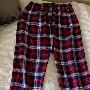 Rutiga pyjamasbyxor!  - Raka rutiga flanell pyjamasbyxor!! Köpt för någon vecka sedan, jätte bra skick. Verkligen super sköna men tycker dem är för stora på mig!