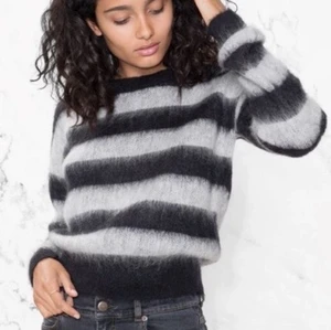 Mohair tröja, &Other Stories - Mohair tröja från & Other Stories i väldigt bra skick. Tröjan är i strl M och det är en croppad modell, men sitter som en ”vanlig” tröja på mig som vanligt har XS/S 💫 Nypris: 799 kr