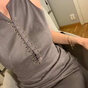 Grå klänning  - Använd 1 gång, därav superfint skick. 