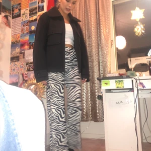 Zebrabyxor🦓 - Mjuka zebramönsteade byxor. Tygmaterial och väldigt bra skick nästan aldrig använda💞 Väldigt stretchiga och passar många storlekar! Köparen står för frakt.