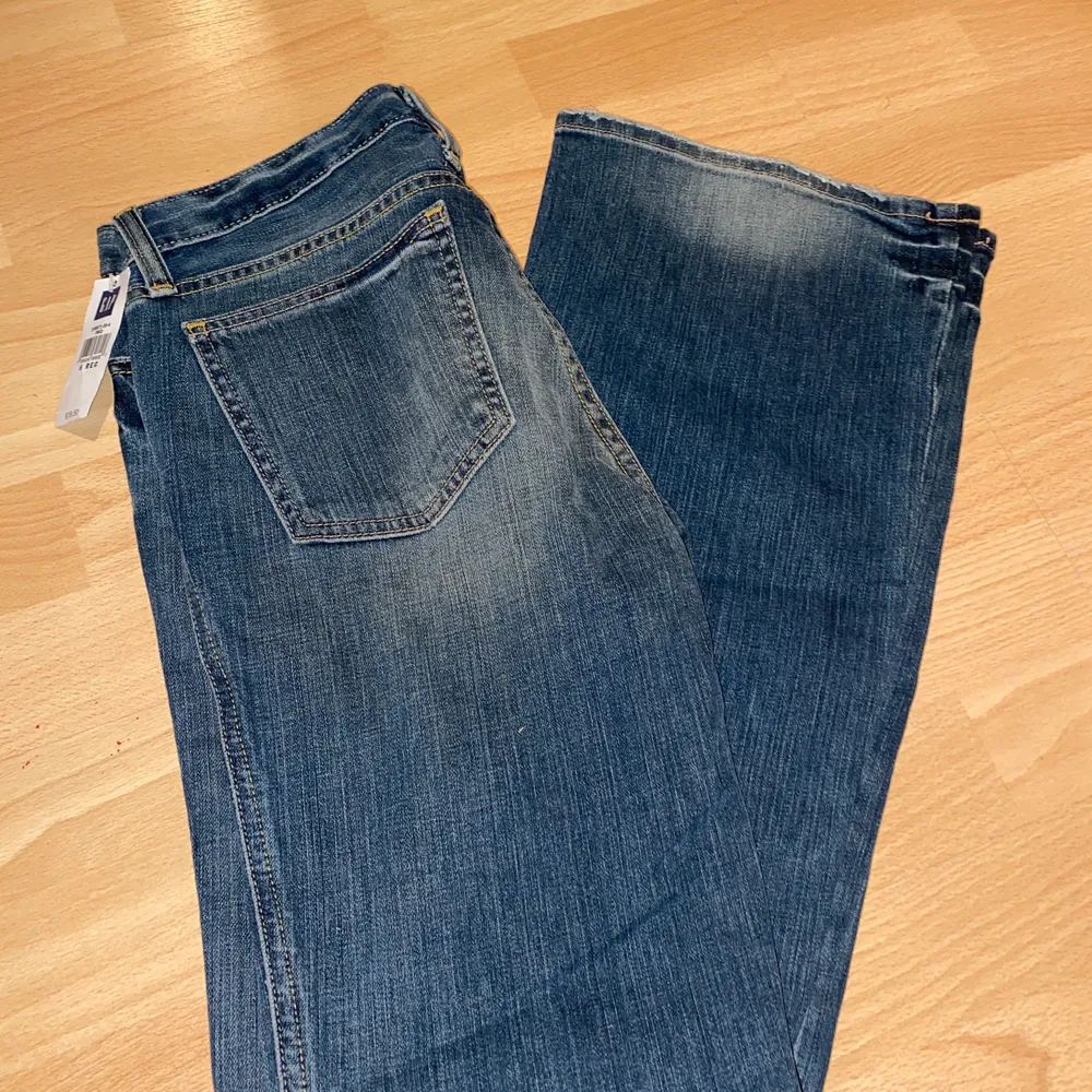 Snygga vintage jeans från GAP, aldrig använda. Köpta i Canada, ultra low rise modell. Alla prislappar sitter kvar. Storlek 6 i US, vilket motsvarar en 36 i eu storlek. Vid stort intresse sker budgivning.. Jeans & Byxor.