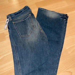 GAP Jeans - Snygga vintage jeans från GAP, aldrig använda. Köpta i Canada, ultra low rise modell. Alla prislappar sitter kvar. Storlek 6 i US, vilket motsvarar en 36 i eu storlek. Vid stort intresse sker budgivning.