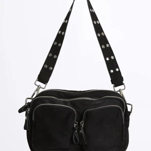 Gina tricot väska - Säljer min jättefina svarta väska ifrån Gina tricot som tyvärr aldrig kommit till användning. Lånad bild!