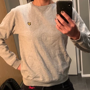 Lyle & Scott - Grå nästan oanvänd Lyle & Scott collegetröja i stl 14-15 år. Passar mig som är 165 cm. Inköpt på Kids New Brandstore.
