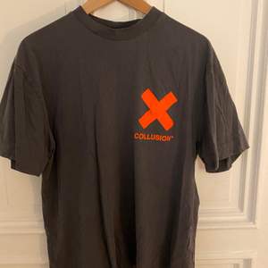Collusion t-shirt från ASOS. Storlek L i unisex size. Sällan använd men en liten fläck på axeln, går säkert bort om mananstrånger sig. Köpare står för frakten. 