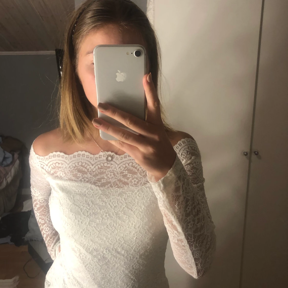Off shoulder tröja med spets  - 90