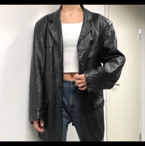 Skinnkappa/jacka - Sjukt snygg svart skinnkappa/jacka. Storlek är S men den sitter ändå ganska oversized. Den är i väldigt fint skick. Är även öppen för byten mot andra skinnjackor. 