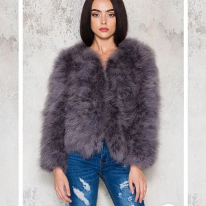 Pälsjacka, grå/lila i färgen  - Sjukt bra skick, andvänd en gg på balen annars har den bara hängt i klädkammaren. Ord pris: 1299kr