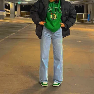 Celtics hoodie  - Säljer min jättefina celticshoodie då jag inte får jätte mycket användning för den, den är i jättebra skick och inga fel på den 💓 skriv för mer bilder 💗