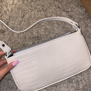 Vit väska från Shein - Precis köpt, helt oanvänd. Var lite stor i storlek. 