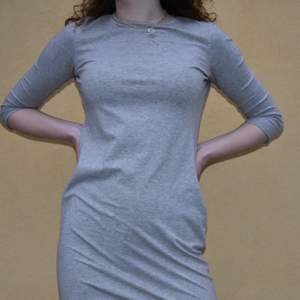 jätteskön enkel grå klänning. passar till många tillställningar då man både kan klä upp och klä ner🥰 passar bäst på storlek S men kan absolut funka för M.⭐️ 