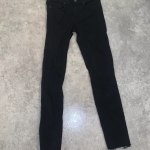 GINA TRICOT JENAS  - Säljer dessa för de har legat i min gaderob för länge nu och inte kommit till användning. Svarta jenas med sluta längst nere frpn Gina TRICOT i modellen Emma som jag tror inte finns längre. KÖPAREN STÅR FÖR FRAKTEN 🥰🥰