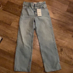 Zara Jeens - Straight leg jeens från zara strl 32,helt nya. Nypris=359 Mitt pris=200 Möts upp Orsa/Mora annars står köparen för frakten.