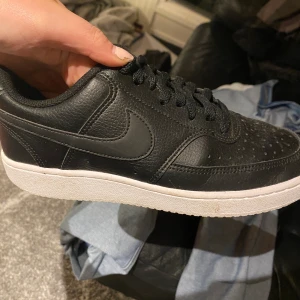 Nike skor - Snygga nike skor köpta i somras men använda 1 gång utomhus 💞 450 kr inkl frakt!