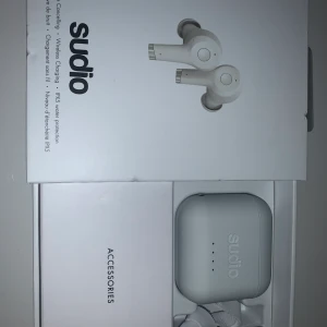 SUDIO ETT Hörlurar  - Helt nya SUDIO ETT hörlurar! Fick dessa i julklapp men har redan hörlurar, så säljer dessa nu 🤍 De kostar egentligen 1500, så buda på😌😌
