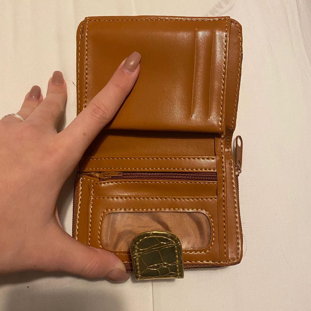 Säljer denna oanvända guldiga plånbok. Den är i jätte bra skick och har även många ”fickor”. Undrar man över något så är det bara att kontakta mig.. Väskor.