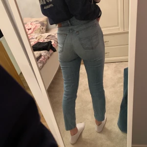 Tiger of Sweden jeans  - Strl 27/30. Supersnygga med bra passform! Har används väldigt sparsamt, den ända defekten syns på bild 3. Fraktas spårbart🤍