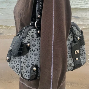 Guess väska  - Y2k Guess väska. Buda i kommentarerna 💕