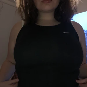 Nike linne - Ett skitsnyggt vintage Nike linne som inte kommer till användning. Stretchigt material så skulle säga XS-M ungefär. 