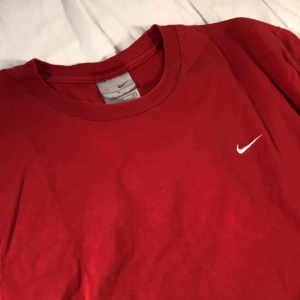 Röd Nike tröja - Säljer min röda Nike t-shirt jag enbart använt ett antal gånger, helt i nyskick <3 Den sitter som en tröja på mig som har storlek S/XS, men sitter som en topp på storlek L. köparen står för frakten:).  (Har fått jätte många medelanden om intressen över tröjan kommer därför ha budgivning som avslutas den 2/1 Kl 16:00) :)                                                 Buda i kommentarerna ✨Ledande bud:210kr
