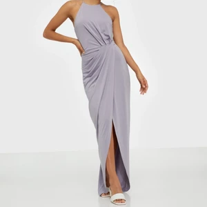 Klänning - Denna klänningen köpte jag från nelly i somras och kallas twisted sportscut gown & är i färgen dusty blue, finns än idag men kostar 400 på nelly 💙 fin att ha på speciella tillfällen. För mer bilder på hur den sitter kontakta mig 