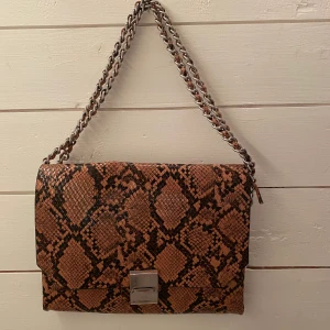 Väska med ormmönster - Intressekoll på min bruna väska från Zara. På bilden är remmen dubbelvikt men den kan även göras till en lång axelremsväska