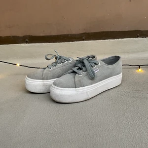 Superga skor - 🌸Super coola o snygga Superga sneakers med lite platå!🌸 Endas använda ett fåtal gånger då dem är lite för små för mig! Pris kan diskuteras vid snabb affär!😆
