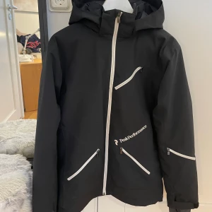 Peak Performance skidjacka - Hej! Säljer min fina Peak Performance skidjacka som var inköpt vintern 2017 från Kidsbrandstore. Har vuxit ut den nu, storlek 170 cm vilket är som en stor Small eller mindre Medium. Pris 990 kr men buda på. Fraktar gärna! Vi gör upp om priset privat.
