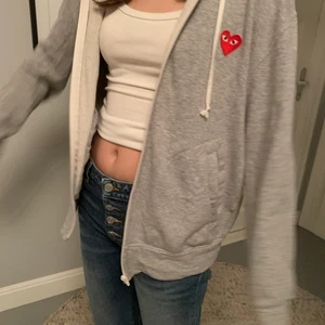 CDG tröja - Så skön och najs zip hoodie från Comme des Garçons. Passar både tjejer och killar!💕 har som många andra plagg helt enkelt inte använts på länge och därför säljer jag🥰 storlek M.
