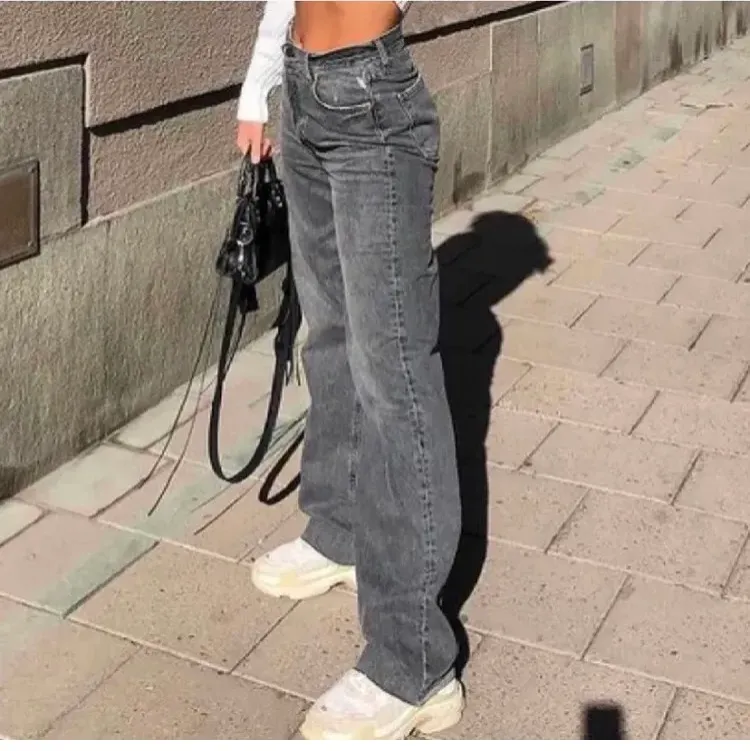 Säljer dessa zara jeans utan söm. Säljs inte längre och är i normalmängden, jag är 1,69 och de är långa på mig. Säljer då de är för små. Saknas en knapp, detta är dock inget man ser när man har på sig dom. Högsta bud 500kr❤️. Jeans & Byxor.