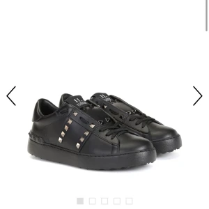 Valentino sneakers - Fick dessa snygga Valentino sneakers i julklapp men har för många skor, Kan tänka mig sälja för runt 2000💋👌🏽 hör av er. Köpta på vestire för 4000