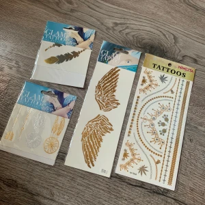 Tatueringar - Olika tatueringar i silver och guld ✨ 15 kr st