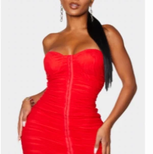 Röd festklänning från pretty little thing  - Helt oanvänd med prislappen kvar. Råka köpa i fel storlek💕