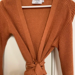 Hannalicious stickad klänning - Stickad klänning från hannalicious kollektion med NAKD för något år sedan, helt slutsåld och använd ca 2 gånger. Nypris 599kr