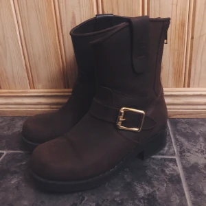 Boots från Urban Project  - Bruna boots ifrån Urban Project i storlek 36. (Stora i storleken) Använda en säsong och är i väldigt gott skick. Inköpspris är 1500 kr. Jag säljer för 400 kr inklusive frakt. 