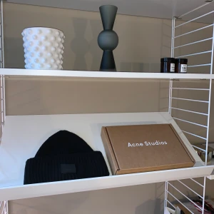 Acne Studios mössa svart - En Acne Studios mössa i svart säljes. Orginalkartong och prislappar samt kvitto skickas med. Mössan har används men är i fint skick! Säljes för 700kr