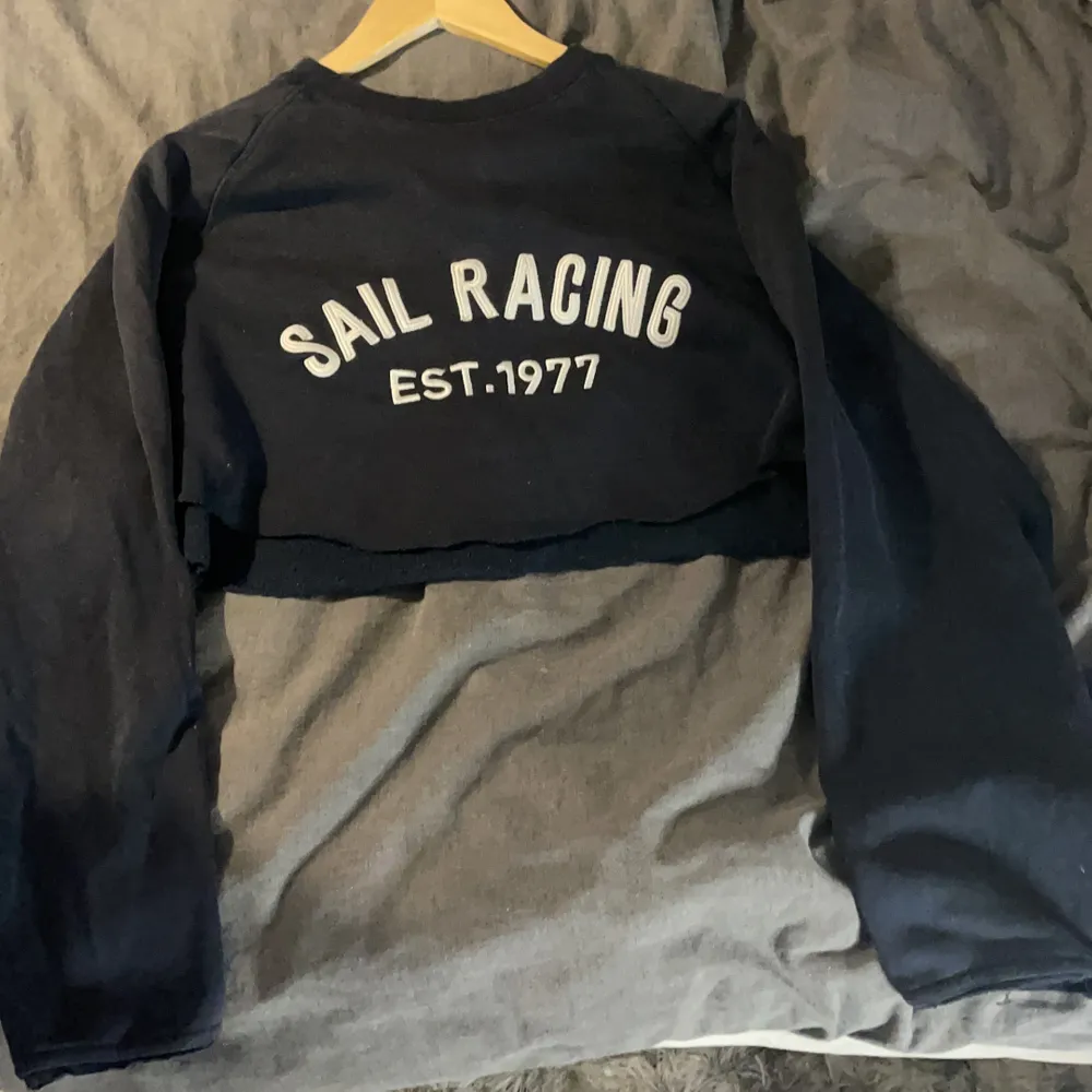 En marinblå sail racing tröja som är klippt till en croop top- se bild. Hoodies.