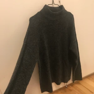 Stickad långärmad polotröja - Helt nu, oanvänd. Lappen är kvar på tröjan, nypris 200 kr. Väldigt bred i axlarna så en aning oversized, mysig. Köp nu! 😊