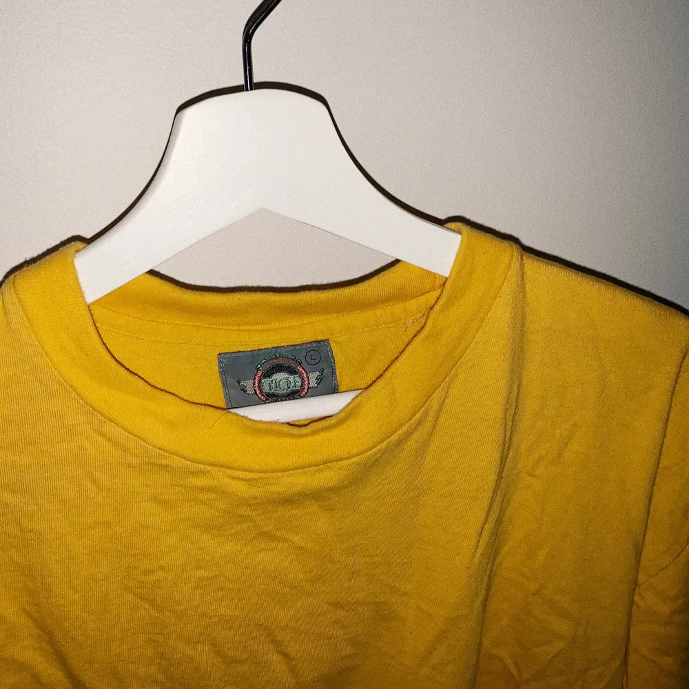 Vanlig gul t-shirt, skrynklig på bilden men det fixas ⚡️ har 2st en i size M och en i size L 💓. T-shirts.