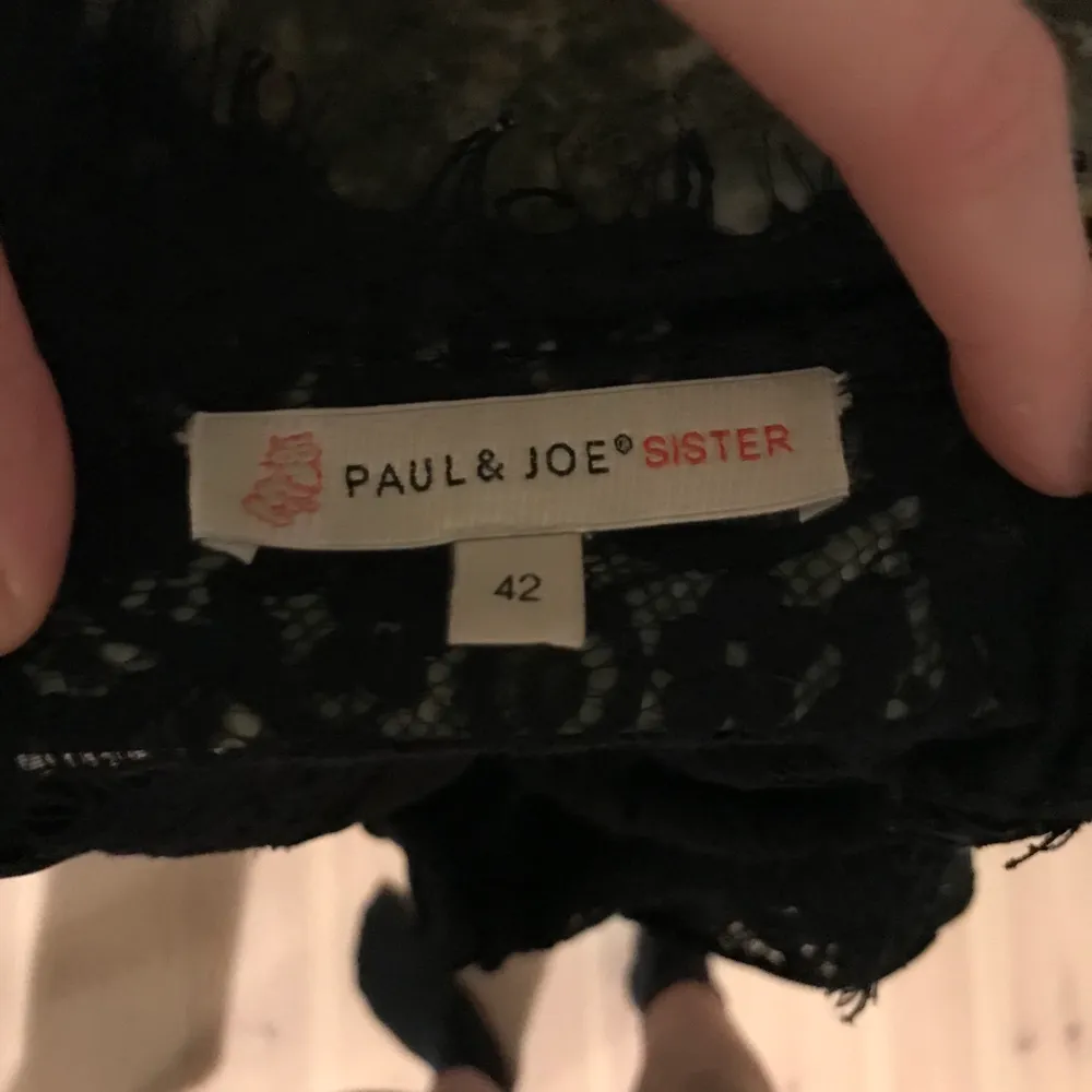 Paul & Joe Sister klänning i jättebra skick! Storlek 42 så därför håller jag in klänningen lite för att man ska få en bättre bild av hur den ska sitta egentligen (jag har stl 34!). Skriv för mer bilder och info!🥰🥰. Mekot.