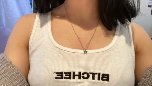 Halsband med en stjärna  - Handgjort med de jag hade hemma, kedjan är ungefär 50cm lång i helhet och sitter inte för långt upp eller ner. Såklart kan man minska storleken för sin egen form. Tillkommer frakt på 11kr & tar bara swish.