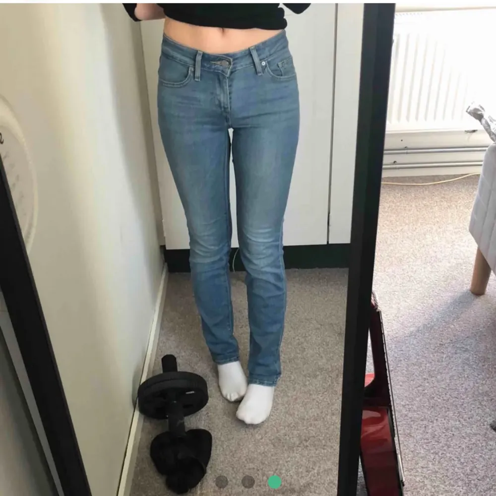 Jeans från levis i modellen 712 slim. Midjan är mellanhög. Supersköna och rätt stretchiga. Slim fit så rätt tighta men inte supertighta. Stlr W23 L30 men passar även 24. Jag är 163. . Jeans & Byxor.