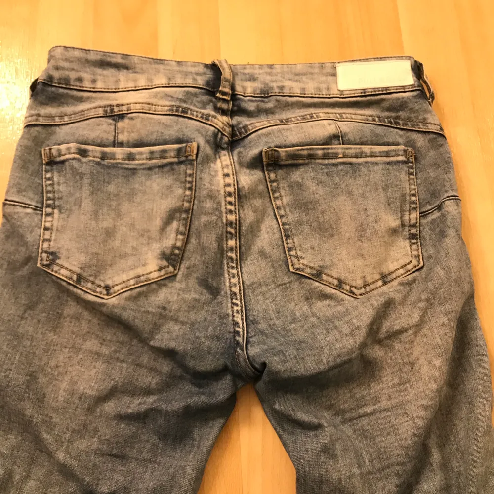 Jeans från pull and bear med slitningar och push-up i bak. 150kr inkl frakt . Jeans & Byxor.