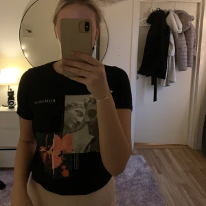 T-shirt från Gina tricot strl S  - T-shirt från Gina. Använt några gånger men är i fint skick 