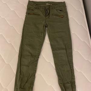 Militärgröna jeans med guldiga detaljer. köpare står för frakt, kontakta för fler bilder eller frågor