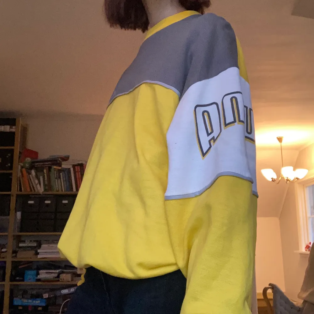 💛Gul vintage Puma sweatshirt med vita och gråa detaljer💛 Den har en dåv färgfläck på vänster ärm💛. Tröjor & Koftor.