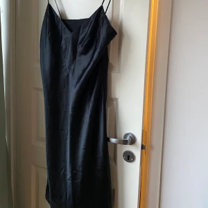 Snyggaste klänning  - Hjälp så snygg och sexig denna klänning är. Inte kommit till användning då festandet har varit på hyllan ett tag. Kan användas som ”sovplagg” och fest klänning, hur bra?😻 frakt ingår inte. Köpt på humana 