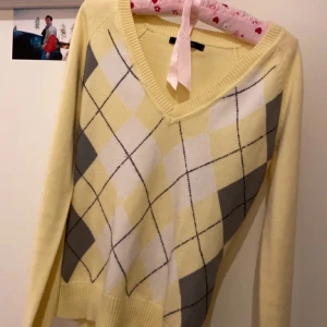 Gullig stickad tröja med mönster - Köpt second hand toppen skick 